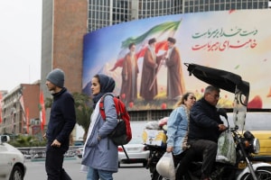 Iran tăng lương tối thiểu 60% giữa lúc xung đột