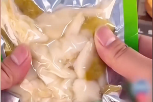 Sự thật gây sốc bên trong xưởng sản xuất món chân gà 'hot trend', rất nhiều người yêu thích: Tẩy trắng bằng oxy già, công nhân nói không dám ăn