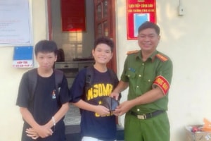 Hai học sinh lớp 8 ở Đồng Nai trả lại ví tiền cho người đánh rơi