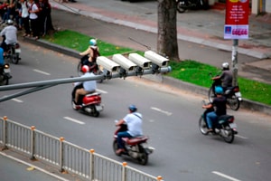 330 chủ xe vượt đèn đỏ, không đội mũ,... có biển số sau nhanh chóng nộp phạt nguội