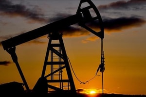 Giá dầu vượt 100 USD khi Mỹ cân nhắc tấn công cơ sở dầu mỏ của Iran