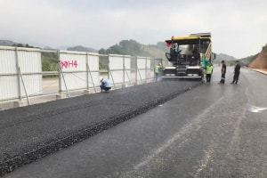 Sắp thảm nhựa tạo nhám, chống trơn trượt cao tốc Nội Bài - Lào Cai