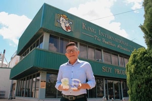 Bỏ công việc tại tập đoàn lớn, người đàn ông sang Úc bắt đầu từ con số 0 và đổi đời chỉ nhờ bán đậu phụ