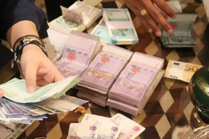 Malaysia: Khám xét nhà riêng, thu giữ khẩn cấp hơn 250 tỷ đồng tiền mặt cùng 200kg vàng của nam doanh nhân