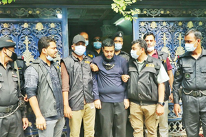 Bangladesh: Khám xét nhà riêng, thu giữ khẩn cấp hơn 2 tỷ đồng tiền mặt cùng 7kg vàng, 5 xe sang của một doanh nhân