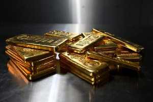 Giá vàng tối ngày 18/3: Bất ngờ lao dốc về dưới 4.900 USD