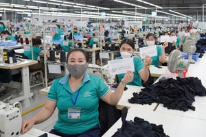 Lo sợ 1.300 công nhân không có tiền đổ xăng đi làm, một công ty may chi cả nửa tỷ đồng để ứng cứu