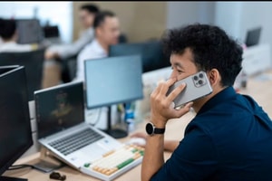 Tin tốt ra dồn dập, cổ phiếu vẫn nằm sàn: Chuyên gia chỉ ra nghịch lý khiến nhà đầu tư liên tục ‘bị đánh úp’