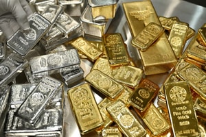 Giá vàng lao dốc mạnh, chỉ còn gần 4.600 USD/ounce