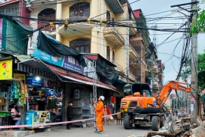 Hà Nội: Giải tỏa chợ cóc tồn tại hàng chục năm tại khu vực giáp ranh hai phường