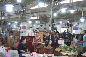 Tiểu thương chợ đầu mối 'đứng ngồi không yên' vì cước phí phi mã