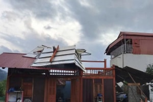 Huy động hàng trăm người khắc phục hậu quả dông lốc, giúp người dân sớm ổn định cuộc sống