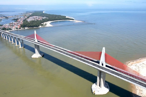 Chỉ 1 tháng nữa, chính thức thông xe cầu dây văng vượt biển dài nhất miền Trung, kết thúc hơn 100 năm di chuyển bằng đò của người dân đôi bờ