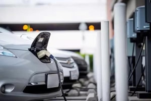 Xe điện hụt hơi: Các 'ông lớn' đồng loạt 'quay xe', 75 tỷ USD bốc hơi chỉ trong 1 năm