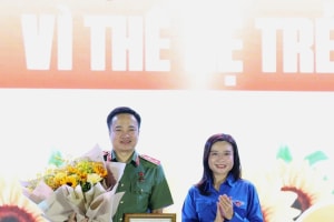 Trung tướng Mai Hoàng nhận Kỷ niệm chương 'Vì thế hệ trẻ'