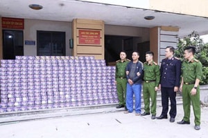 Kiểm tra ô tô tải, phát hiện hơn 700kg hàng cấm 'núp' dưới hàng chục tấn sắn khô, công an bắt khẩn cấp 2 đối tượng