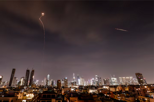 Iran dội 'mưa tên lửa' vào Israel ngay sau tuyên bố của ông Trump