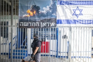 Thiếu niên 14 tuổi bị truy tố vì làm gián điệp, sơn khẩu hiệu cho Iran để lấy tiền, Israel không kích trung tâm tàu ngầm