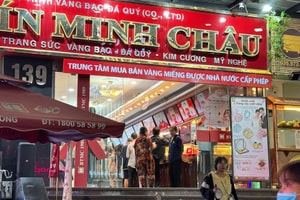 Nhiều cửa hàng Bảo Tín Minh Châu đóng cửa bất thường, công an đến làm việc