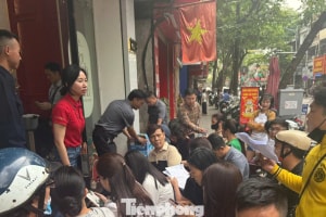 Dòng người thấp thỏm trên ‘phố vàng’ trước giờ Bảo Tín Minh Châu mở cửa