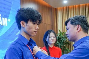 T.Ư Đoàn trao tặng Huy hiệu 'Tuổi trẻ dũng cảm' cho nam sinh Bách Khoa cứu người trong đám cháy ở Lĩnh Nam