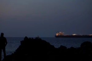 Iran soạn luật thu phí tàu qua eo biển Hormuz, châu Á chật vật trong cơn ‘khát’ dầu