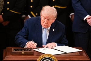 Tranh cãi kế hoạch in chữ ký của ông Trump lên tờ đô la Mỹ