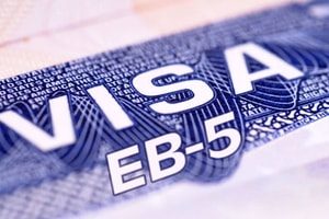 So sánh chương trình Thẻ Vàng Trump với chương trình EB-5: Những khác biệt nhà đầu tư cần hiểu rõ