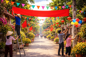 Cả xã đồng loạt treo băng rôn khắp các tuyến đường để ăn mừng em bé đầu tiên chào đời sau 17 năm