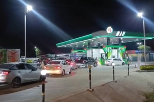 Người dân Thái Lan xếp hàng dài đổ xăng thâu đêm, Chính phủ rót hơn 16.070 tỷ đồng trợ cấp vẫn như ‘muối bỏ bể’