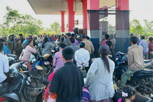 Người dân Lào xếp hàng suốt 2 giờ để đổ xăng, giá cao gấp gần 2 lần so với Việt Nam