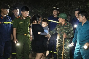 Xuyên đêm tìm kiếm bé trai 4 tuổi lạc giữa núi đồi