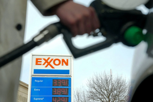 Giá xăng Mỹ vượt 4 USD/gallon, áp lực lạm phát quay trở lại