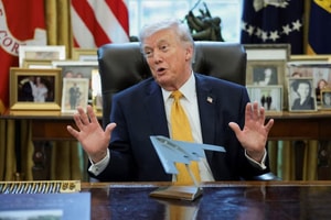 Ông Trump: Iran đề nghị ngừng bắn, nhưng Mỹ sẽ 'đưa họ trở về thời đồ đá' nếu eo biển Hormuz vẫn đóng