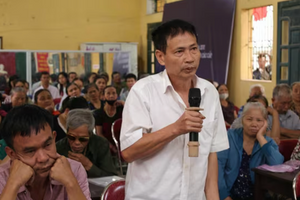 Người dân ngồi chật kín nhà văn hóa để nhận thông tin mức giá bồi thường tại siêu dự án 925.000 tỷ của Vingroup