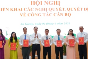 Thường trực HĐND tỉnh An Giang công bố nghị quyết về công tác cán bộ