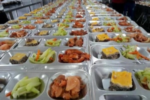 Vụ thịt lợn dịch vào trường học: Thấy gì về thị trường suất ăn tỷ USD tại Việt Nam?