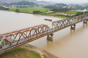 Chỉ vài tháng nữa, cây cầu thay thế cây cầu duy nhất ở Việt Nam có đường sắt chung đường bộ chính thức vận hành