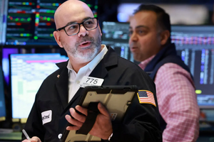 Chứng khoán Mỹ 'xanh mướt', Dow Jones tăng hơn 1.100 điểm nhờ kỳ vọng hạ nhiệt chiến sự