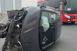 Hà Nội: Tài xế taxi buồn ngủ đâm đổ rào chắn phân làn, ô tô lật nghiêng