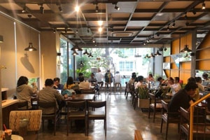 Chuyên gia F&B nói gì về vụ khách ngồi 10 tiếng tại quán cà phê?