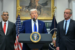 Ông Trump tung 'đòn thuế kép'