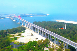 Chỉ 1 tháng nữa, cây cầu vượt biển dài nhất miền Trung chính thức thông xe, kết thúc hơn 100 năm di chuyển bằng đò của người dân đôi bờ