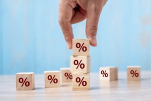 Lãi suất tăng mạnh, một ngân hàng niêm yết tới 9%/năm