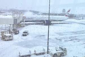 Máy bay hạ cánh khẩn cấp, hàng trăm hành khách bị kẹt giữa thời tiết -10°C suốt 2 ngày