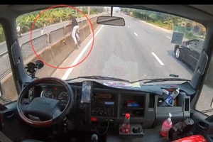 Tài xế ‘liều’ dừng xe giữa quốc lộ cứu bé gái thoát tình huống nguy hiểm