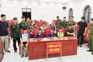 Nghẹt thở tìm 5 trẻ lạc giữa rừng trong đêm