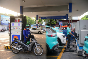 Petrolimex (PLX) đặt mục tiêu lợi nhuận giảm về 3.380 tỷ đồng, lên tiếng việc gặp áp lực từ xe điện và hạn chế xe xăng