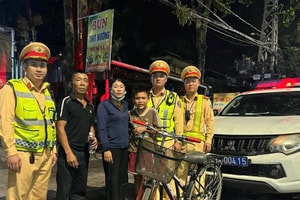 CSGT hỗ trợ bé trai đi xe đạp lạc hơn 150km