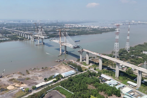 Chỉ 1 tháng nữa, chính thức hợp long cây cầu dây văng có tĩnh không cao nhất Việt Nam, nối thông miền Đông với miền Tây